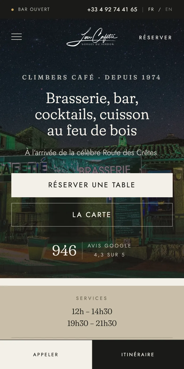 Le site de Lou Cafetie sur un telephone : le bascule francais-anglais en haut, la reservation et la carte a portee de pouce.