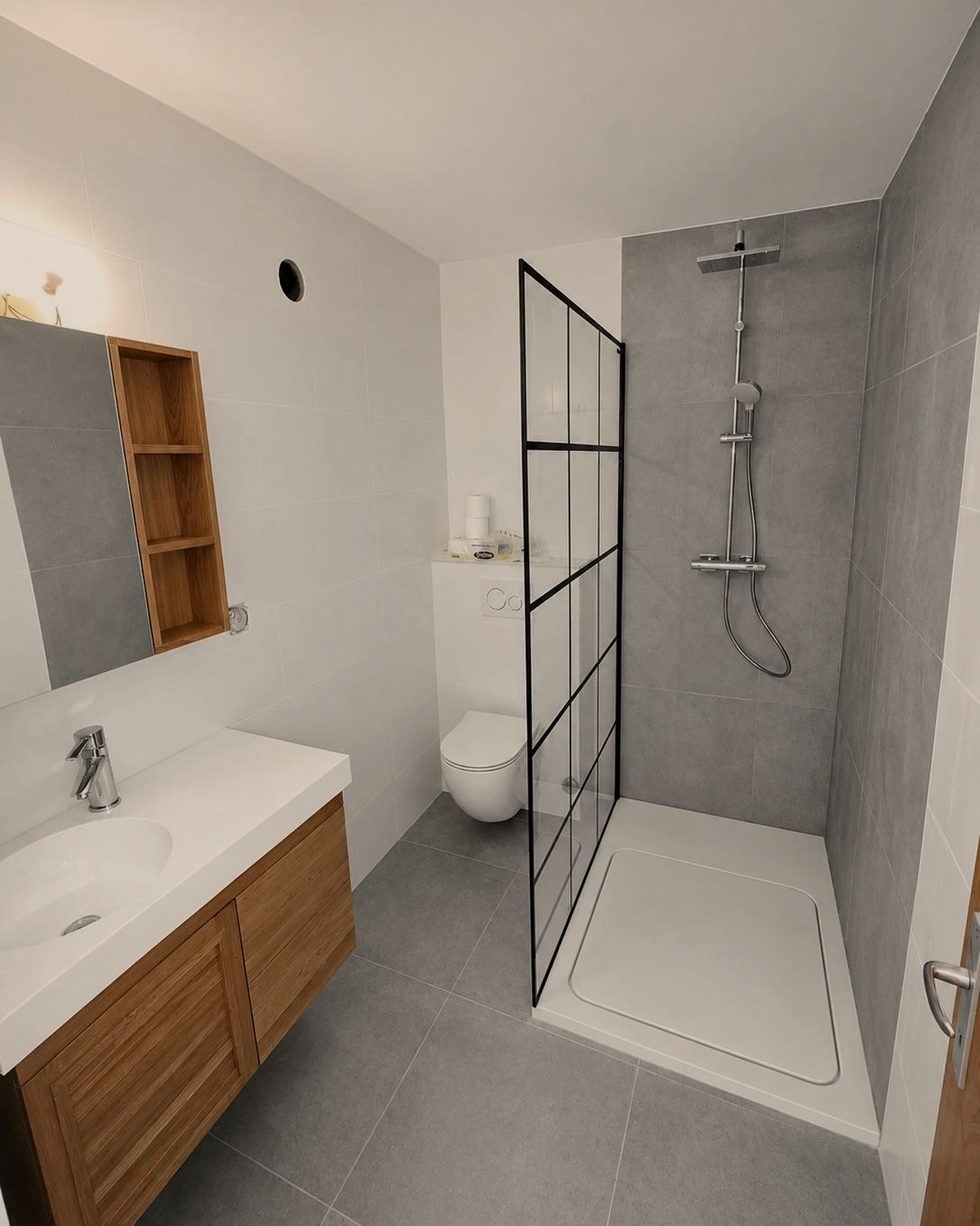 Douche à l'italienne avec verrière acier, réalisée par GRD